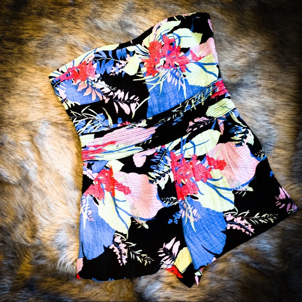 🎈Strapless Floral Romper by Kimchi Blue Size 8🎈